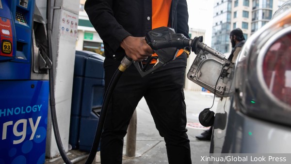 Американист Дудаков: Если цена галлона бензина в США перешагнет отметку в 4 доллара, Байден не сможет переизбраться