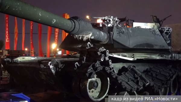 Трофейный танк Abrams доставили на выставку на Поклонной горе