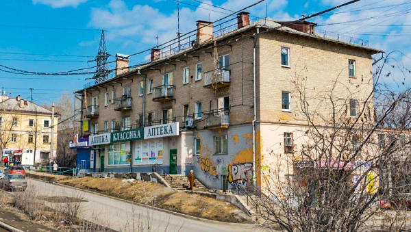 В Екатеринбурге начали сносить многоэтажный жилой дом, где жил Ельцин