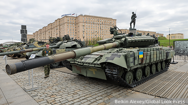 Ряд военных атташе посетили выставку трофеев на Поклонной горе в Москве