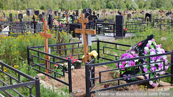 Священник объяснил, почему православным не следует оставлять еду на могилах