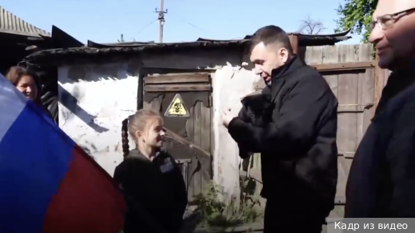 Пушилин и Кириенко по поручению Путина подарили девочке из Макеевки щенка
