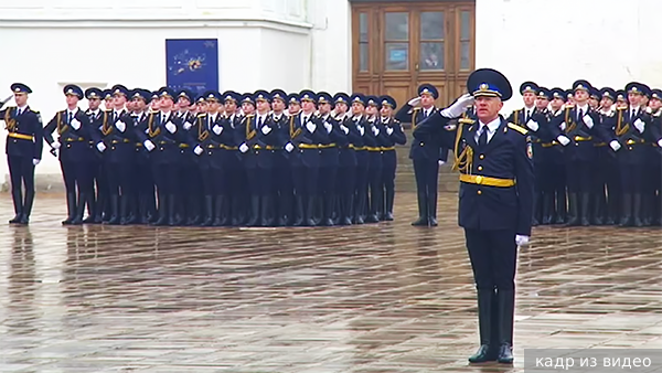 Путин принял парад Президентского полка на Соборной площади