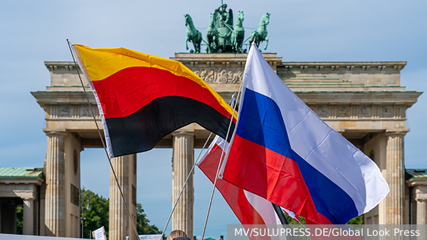 Посольство в Берлине потребовало снять запрет на флаги России в День Победы 