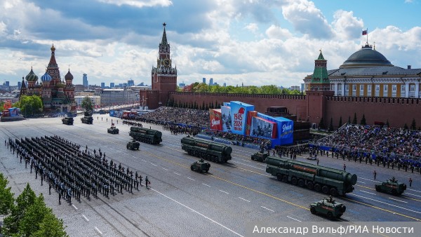 Названы стоящие на параде Победы рядом с Путиным ветераны