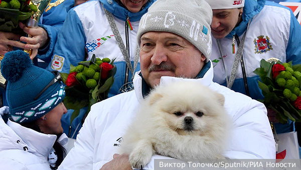 Лукашенко принес на парад шпица Умку