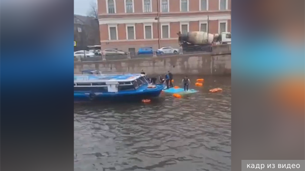Автобус с пассажирами упал в Мойку в центре Петербурга