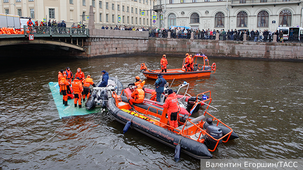 Число погибших при падении автобуса в реку в Петербурге выросло до четырех человек
