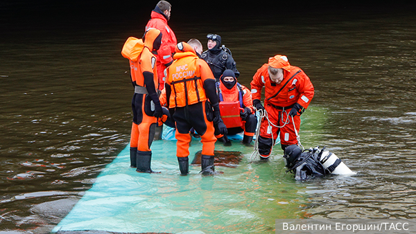 Водитель упавшего в реку в Петербурге автобуса задержан в качестве подозреваемого