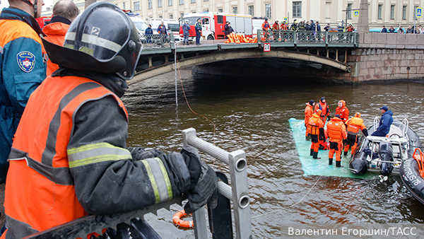 Очевидцы рассказали, как спасали людей из утонувшего в Петербурге автобуса