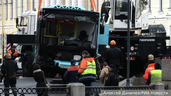 Стали известны имена погибших в результате падения автобуса в Мойку