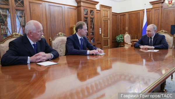 Президент Владимир Путин начал встречу с главой Минпромторга Мантуровым и главой Ростеха Чемезовым в Кремле