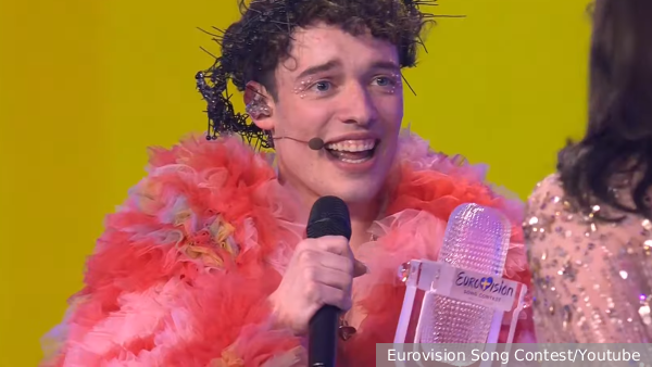 Победитель «Евровидения» разбил полученную награду на сцене