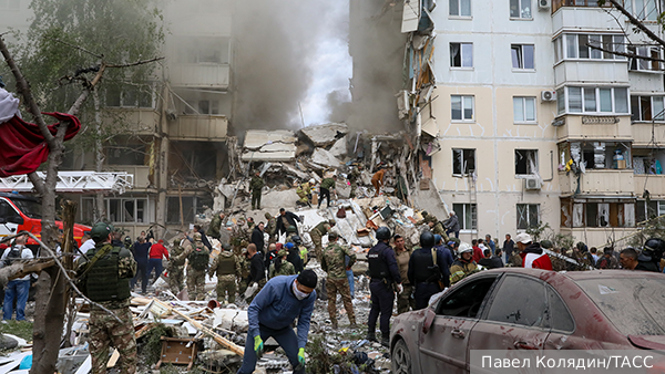 Спасатели дважды прерывали работы на месте обрушения в Белгороде из-за опасности обстрела