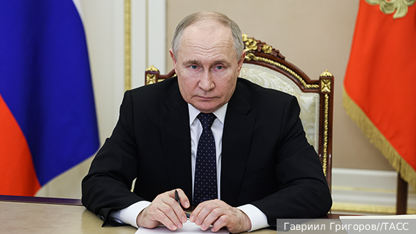 Путин провел совещание по инциденту с вертолетом Раиси