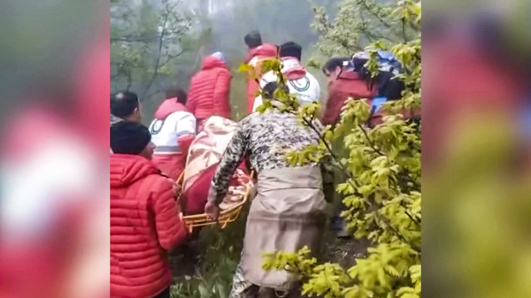 Появились кадры эвакуации тел погибших при крушении вертолета Раиси