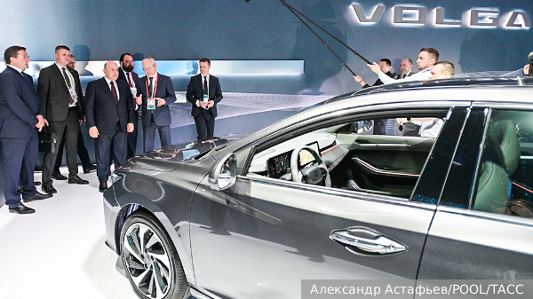 Новые автомобили Volga впервые представлены на выставке, с ними ознакомился Мишустин 