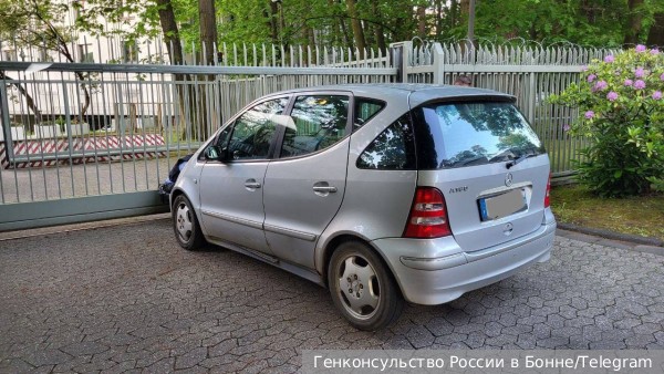 Машина врезалась в ворота генконсульства России в Бонне