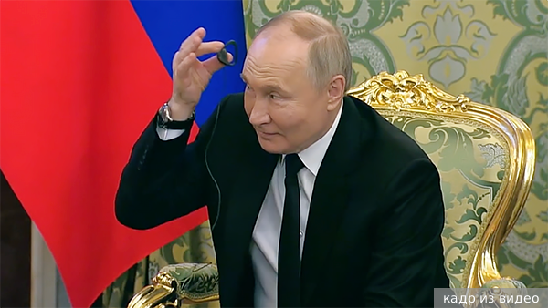 На видео попала забавная деталь с переговоров Путина и короля Бахрейна