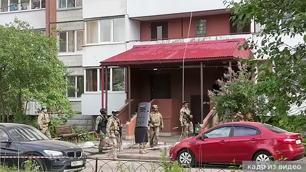 Вооруженный мужчина Петербурге выстрелил в полицейских и закрылся в квартире