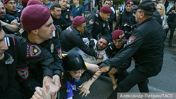 Полиция Армении задержала 67 протестующих против Пашиняна