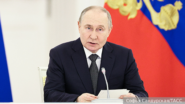Путин призвал чиновников работать «как на линии фронта»