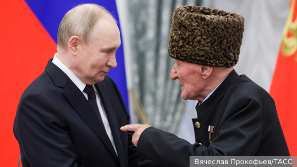 Путин вручил награду столетнему Герою России из Дагестана