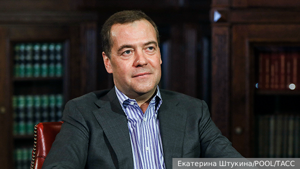Медведев высмеял «посредственного актера» Клуни