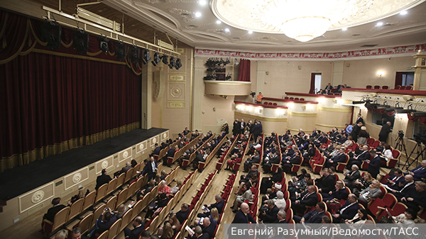 Миронов заявил о дефиците театральных режиссеров в России