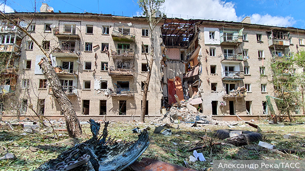 После удара ракетой ВСУ обрушился подъезд жилого дома в Луганске