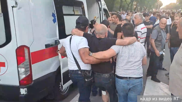 Столкновения протестующих с полицией произошли у парламента Армении