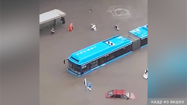 Из затопленных ливнем автобусов в Москве спасли десять человек