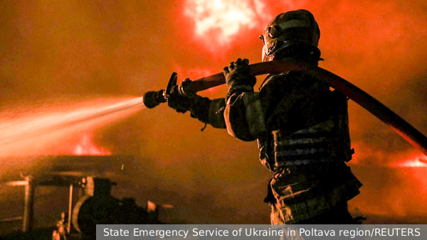 Военкоры назвали полыхающий вторые сутки под Киевом «промышленный объект»