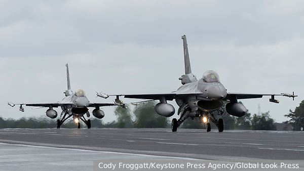 Экс-офицер США счел блефом заявления о передаче F-16 Украине