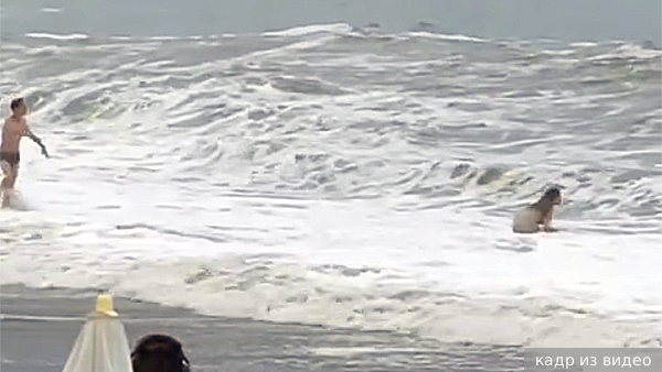 Опубликовано видео с пропавшей при купании в шторм девушкой в Сочи
