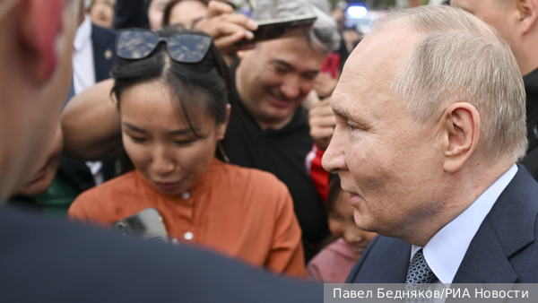 Путин остановил кортеж, чтобы пообщаться с жителями Якутска