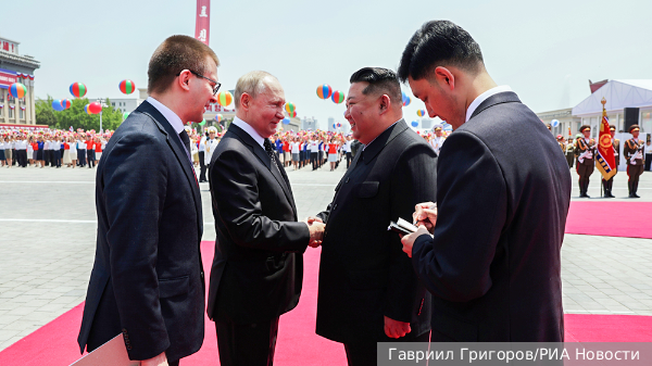 Путин подарил Ким Чен Ыну новый «Аурус», адмиральский кортик и чайный сервиз