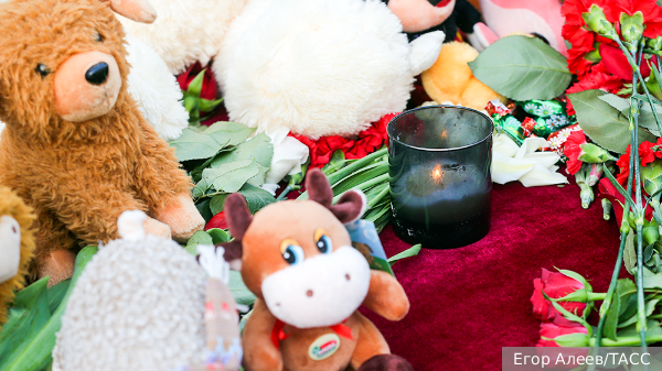 Москвичи начали нести цветы игрушки к стеле Города-Героя Севастополя 
