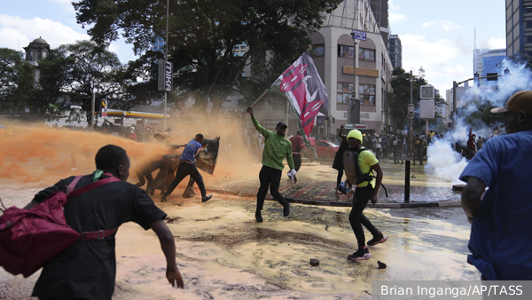 Сестра Обамы пострадала от слезоточивого газа в ходе протестов в Кении 
