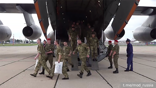 Самолет с освобожденными из плена российскими военными приземлился в Москве