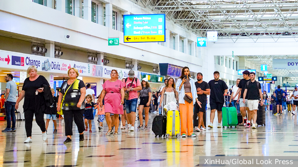 В аэропорту Антальи начали массово задерживать рейсы