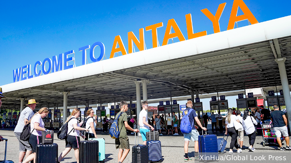 Массовые задержки рейсов из Антальи в Россию вызваны забастовкой сотрудников турецкого аэропорта