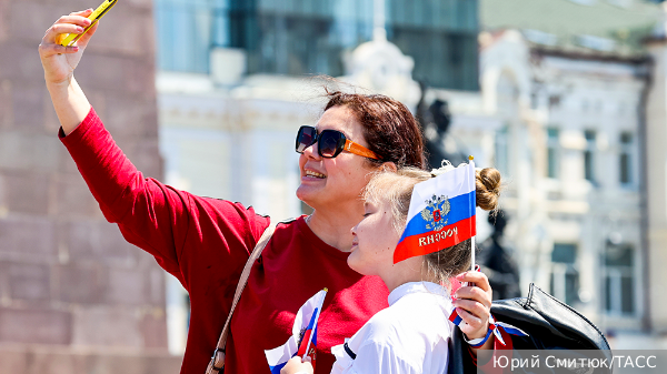 ВЦИОМ: Рекордное число россиян исключают для себя эмиграцию