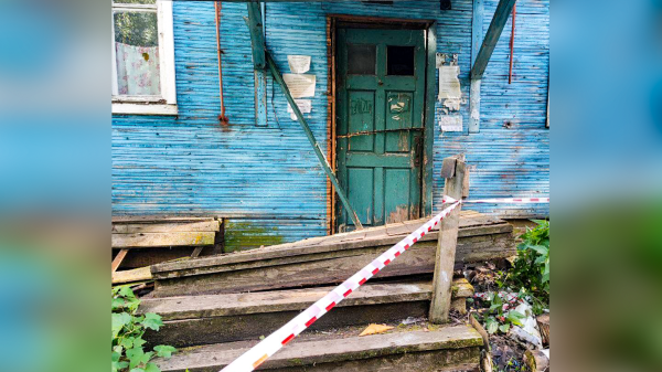 Жилой дом сошел со свай в Архангельске