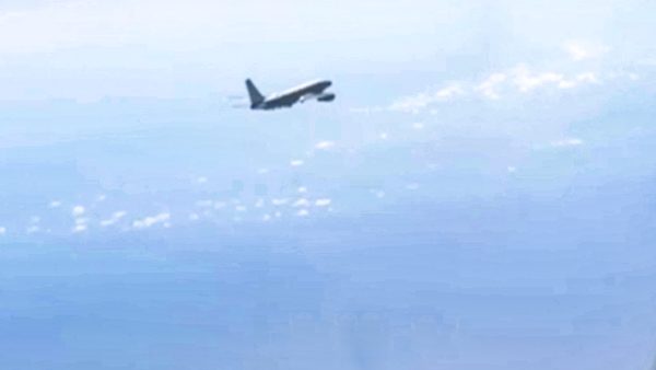 Опубликованы кадры сопровождения СУ-27 трех самолетов британских ВВС над Черным морем