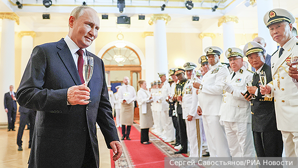 Путин успокоил разбившего бокал иностранного гостя на приеме