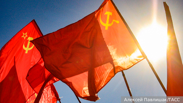 В США прошел митинг коммунистов с серпами и молотами на флагах