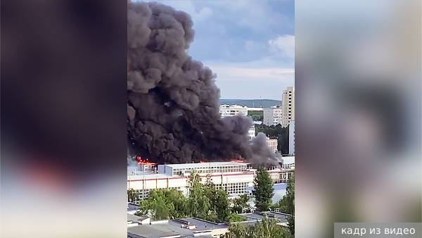 Екатеринбуржцев попросили не выходить из дома из-за пожара на НПО автоматики