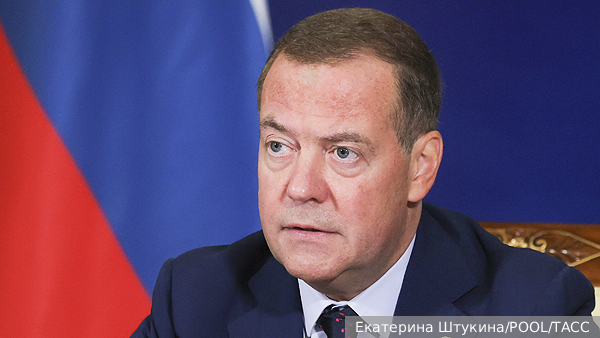 Медведев объяснил обмен заключенными между Россией и США