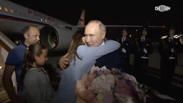 Путин с цветами встретил освобожденных россиян у трапа во Внуково